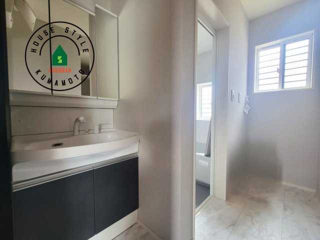 熊本市西区小島9丁目第2-1棟（1号棟）の脱衣所|ゆとりの洗面スペースで朝の身支度もスムーズに。暮らしを快適に変えるシャワー付洗面台です！