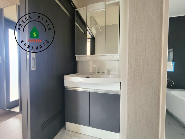 熊本市西区小島9丁目第2-1棟（1号棟）の独立洗面台|毎日使うものだから清潔な空間を保ちたい水回り。洗面にはそんな願いを解消させてくれる収納アイデアが満載です。三面鏡の裏側にはキャビネットが現れ小物から背の高い物まで収納できます。
