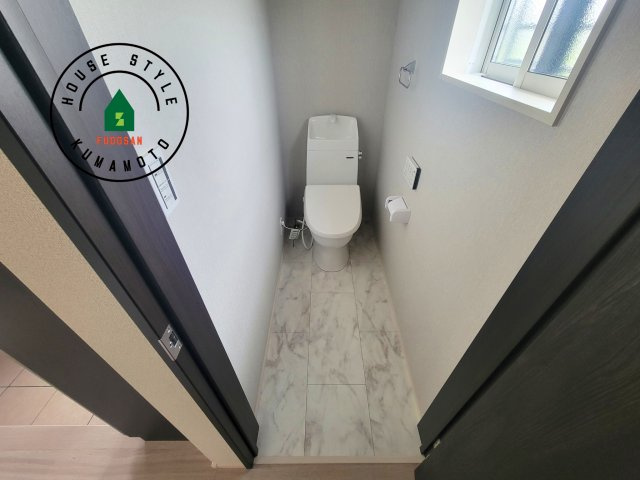 熊本市西区小島9丁目第2-1棟（1号棟）のトイレ|温水洗浄便座を完備しております。2ヶ所にトイレがあるのは朝の慌ただしい時間も安心です。