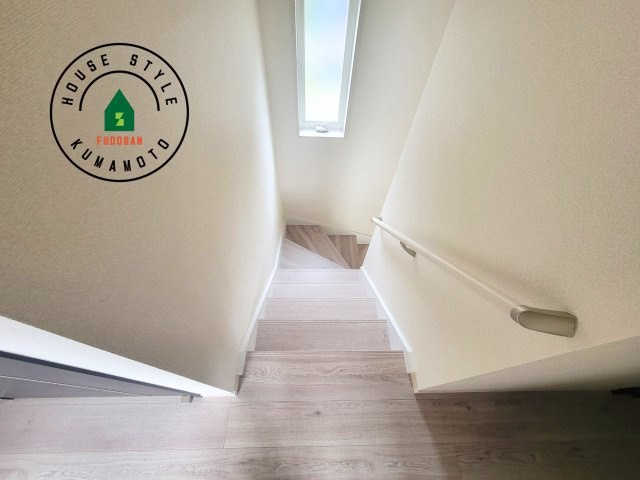 熊本市西区小島9丁目第2-1棟（1号棟）の内装|＜手すり付階段＞手すりがないと階段の昇り降りで危険なことはもちろん、壁に手をつきながら歩くことで壁紙が汚れやすくなります。すべての方に快適に昇り降りしていただくため、手すりを設置しました。