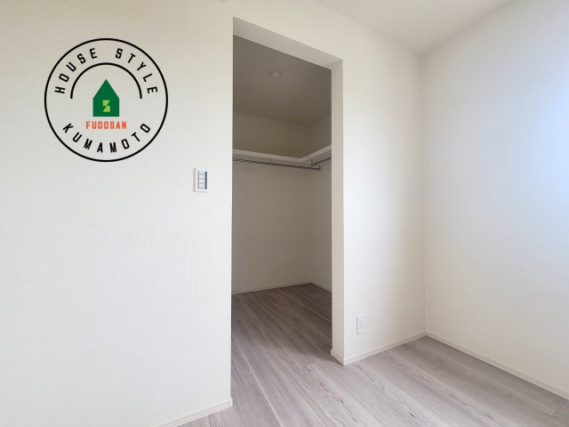 熊本市西区小島9丁目第2-1棟（1号棟）の収納|洋服や大きな荷物が多い方や人数の多いご家族などは、一般的なクローゼットよりもウォークインクローゼットのほうが使い勝手が良いです。