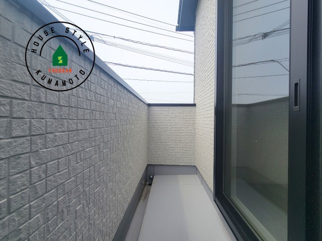 熊本市西区小島9丁目第2-1棟（1号棟）のバルコニー|風をしっかりと感じられるバルコニーでは、毎日が洗濯日和です。広々としているので洗濯も楽しくなるでしょうし、気分転換にバルコニーからの眺めを楽しむのもいいでしょう。