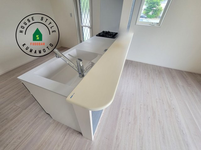 熊本市西区小島9丁目第2-1棟（1号棟）のダイニング|キッチンから立ち込める香りが今日の料理を期待させます。