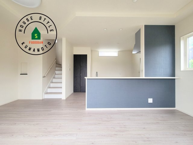 熊本市西区小島9丁目第2-1棟（1号棟）の居間・リビング|キッチンからリビングをしっかり確認できます。家族の笑顔があふれる空間になりそうですね。