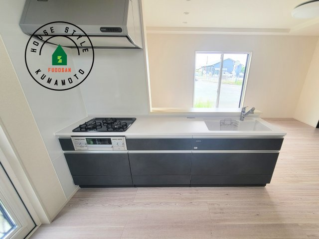 熊本市西区小島9丁目第2-1棟（1号棟）のキッチン|ご家族を近くに感じられる対面キッチンのLDK。会話もはずみそうですね。