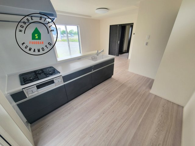 熊本市西区小島9丁目第2-1棟（1号棟）のキッチン|ダイニングテーブルへの配膳がラクラク、お料理はかどるカウンター付きシステムキッチン！