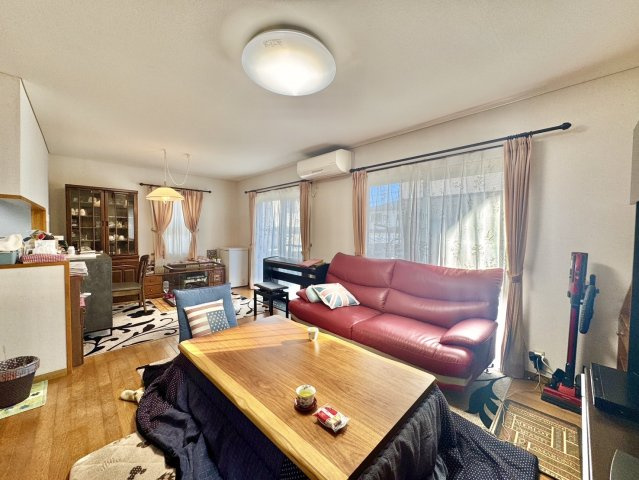 日立市かみあい町中古戸建の居間・リビング