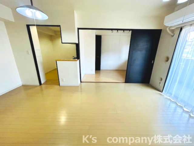 ◎茅ヶ崎市緑が浜　ライオンズマンション茅ヶ崎グランコーストのキッチン|リビング横の洋室ドアを開けて使うと開放感が増します☆