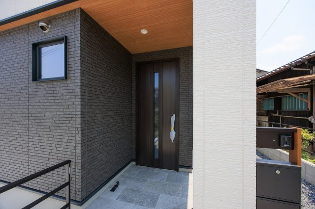 アーキデイズ　八幡西区春日台４丁目の玄関