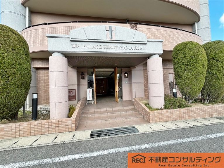 ダイアパレス広田山公園のエントランス
