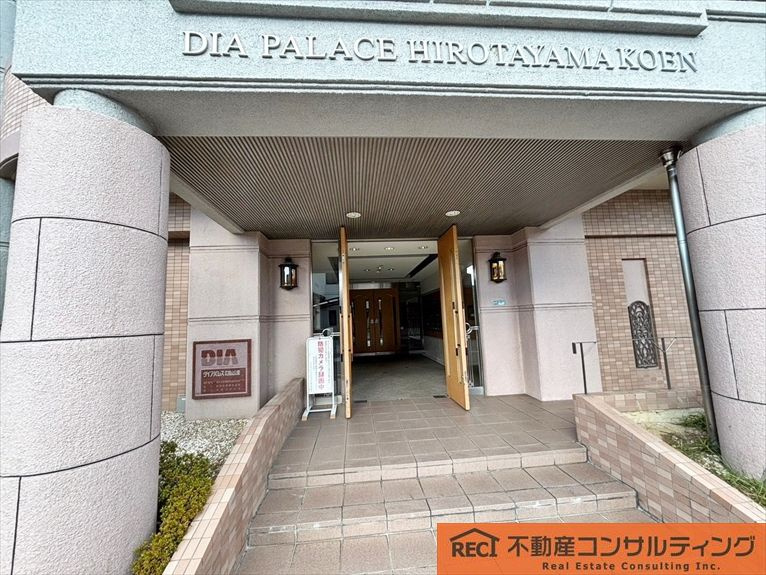ダイアパレス広田山公園のエントランス