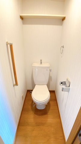 コート半田東Ａ棟のトイレ|別部屋反転間取のお写真になります。参考にご覧くださいませ。