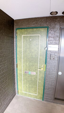 コート半田東Ａ棟の玄関