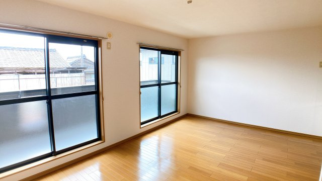 コート半田東Ａ棟の居間・リビング|別部屋反転間取のお写真になります。参考にご覧くださいませ。