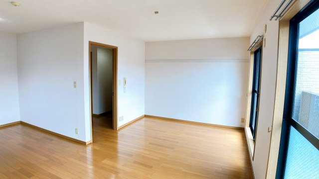 コート半田東Ａ棟の居間・リビング|別部屋反転間取のお写真になります。参考にご覧くださいませ。