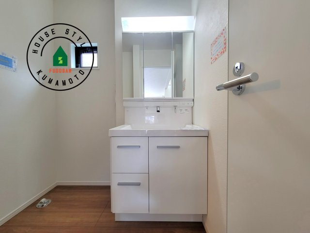 熊本市北区楠1丁目第2-2棟（2号棟）　の独立洗面台|毎日使うものだから清潔な空間を保ちたい水回り。洗面にはそんな願いを解消させてくれる収納アイデアが満載です。三面鏡の裏側にはキャビネットが現れ小物から背の高い物まで収納できます。