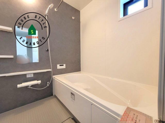 熊本市北区楠1丁目第2-2棟（2号棟）　の浴室|1日の疲れを癒してくれる広々バスルーム。雨の日のお洗濯にも大活躍な浴室乾燥機付です！