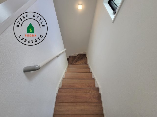 熊本市北区楠1丁目第2-2棟（2号棟）　の内装|＜手すり付階段＞手すりがないと階段の昇り降りで危険なことはもちろん、壁に手をつきながら歩くことで壁紙が汚れやすくなります。すべての方に快適に昇り降りしていただくため、手すりを設置しました。