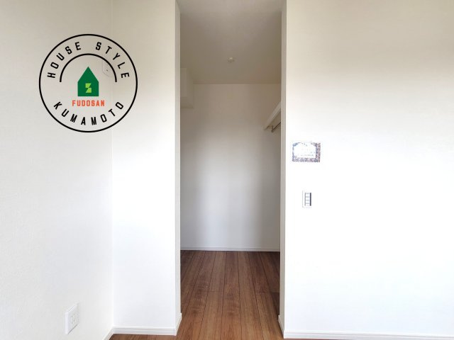 熊本市北区楠1丁目第2-2棟（2号棟）　の収納|洋服や大きな荷物が多い方や人数の多いご家族などは、一般的なクローゼットよりもウォークインクローゼットのほうが使い勝手が良いです。