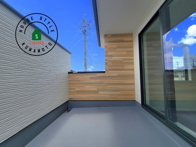 熊本市北区楠1丁目第2-2棟（2号棟）　のバルコニー|風をしっかりと感じられるバルコニーでは、毎日が洗濯日和です。広々としているので洗濯も楽しくなるでしょうし、気分転換にバルコニーからの眺めを楽しむのもいいでしょう。