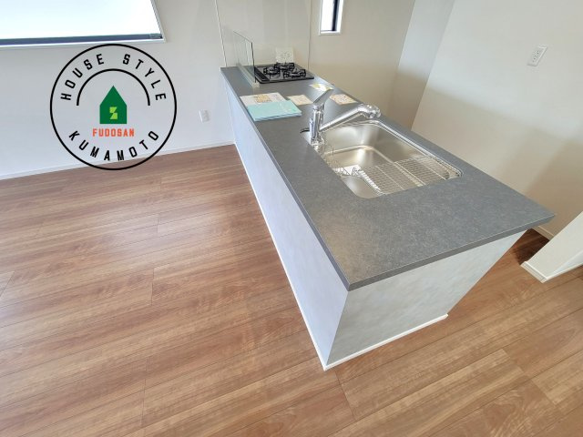 熊本市北区楠1丁目第2-2棟（2号棟）　のダイニング|キッチンから立ち込める香りが今日の料理を期待させます。