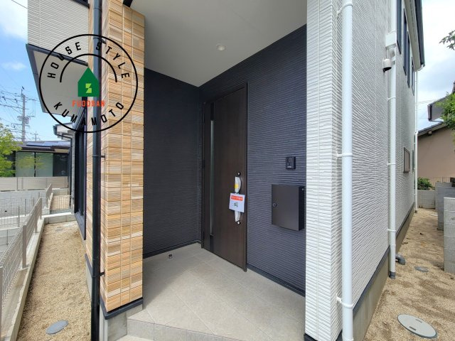 熊本市北区楠1丁目第2-2棟（2号棟）　の玄関|おでかけの時も帰った時も、「我が家」を最初に感じでもらえる素敵な空間に。