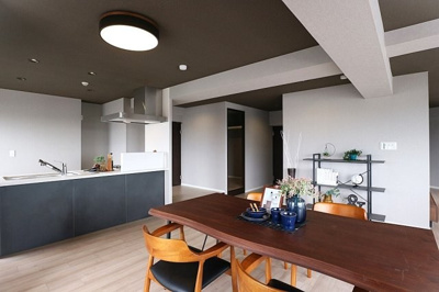 【居間・リビング】 | メゾン豊中刀根山 | エイブル売買事業部では、箕面市・豊中市・吹田市・池田市・茨木市・高槻市の北摂エリア全域で、物件のご紹介を致しております。北摂エリアにて購入物件をお探しの際は、当社までお問合せ下さいませ。