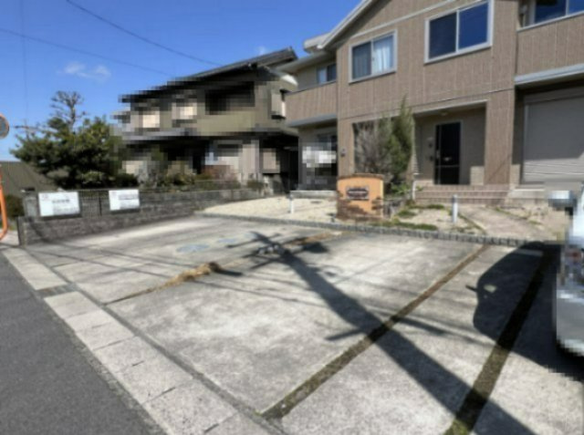 マイスター芳川の駐車場