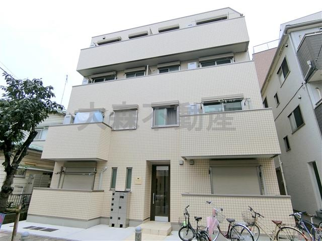 メゾンルボワ東の外観|2016年10月築　鉄骨造地上3階建て総戸数8戸　東京都大田区大森北6丁目　JR京浜東北線大森駅も徒歩圏内！京浜急行本線平和島駅最寄り、大森海岸駅も徒歩圏内　駐輪場は各世帯1台となります。
