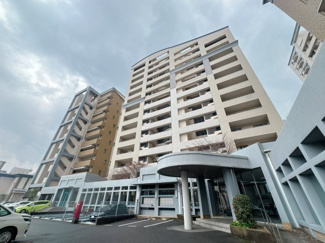 【外観】 | マンションの顔となるエントランスは重厚感漂う装いでお客様をお出迎えします。 