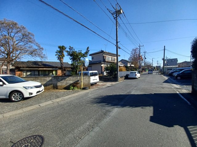 東松山市若松町２丁目 古家付土地約116坪の前面道路含む現地写真|前面道路：南側幅員約6.6m公道に約5m接道