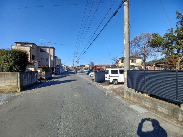 東松山市若松町２丁目 古家付土地約116坪の前面道路含む現地写真|前面道路：南側幅員約6.6m公道に約5m接道