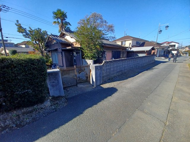 東松山市若松町２丁目 古家付土地約116坪の前面道路含む現地写真|前面道路：北側幅員約4m公道に約16.9m接道