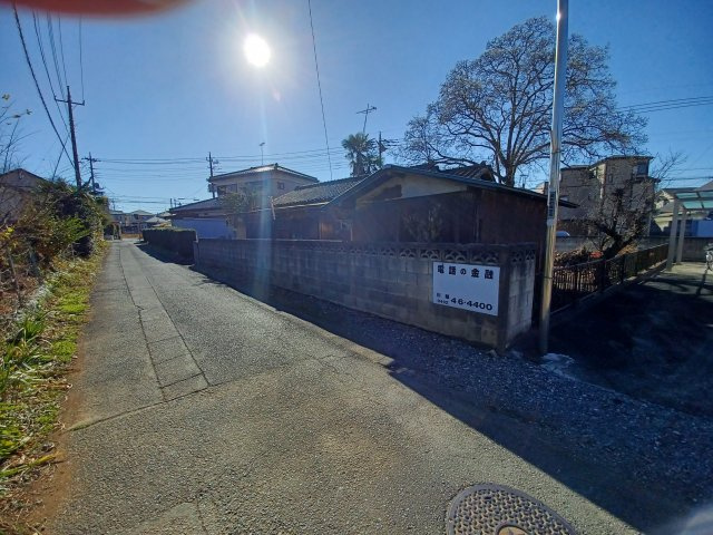 東松山市若松町２丁目 古家付土地約116坪の前面道路含む現地写真|前面道路：北側幅員約4m公道に約16.9m接道