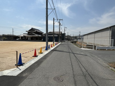 【前面道路含む現地写真】 | 土地　鴨方町鴨方　全10区画 | 団地北側道路は幅員約5.6ｍ
