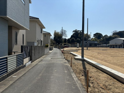 【前面道路含む現地写真】 | 土地　鴨方町鴨方　全10区画 | 団地東側道路。3号地・4号地東部分については幅員6ｍに拡幅予定。