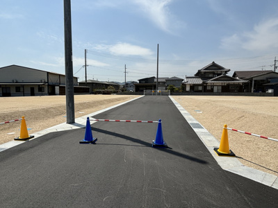 【前面道路含む現地写真】 | 土地　鴨方町鴨方　全10区画 | 団地内道路は幅員6ｍになります。