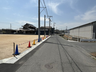 【前面道路含む現地写真】 | 団地北側道路は幅員約5.6ｍ