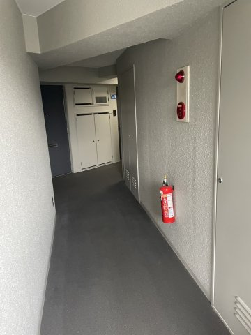玄関から出たら消火器があります