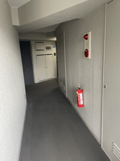 玄関から出たら消火器があります