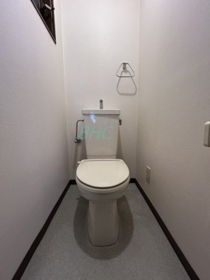 【トイレ】 | 島の関 | シンプルでシャープなフォルムは、そのデザイン性だけでなく汚れが拭きやすくお手入れ簡単です。