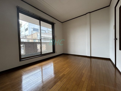 【洋室】 | 島の関 | 清潔感あるホワイトの壁紙と温もり溢れるカラーの床材が見事に調和した本邸宅。