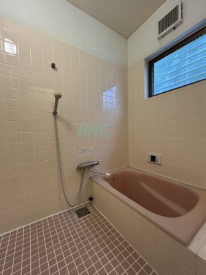 【浴室】 | 島の関 | 一日の疲れを癒すバスルームは、心地よいリラックスを叶える清潔感溢れる美しい空間です。