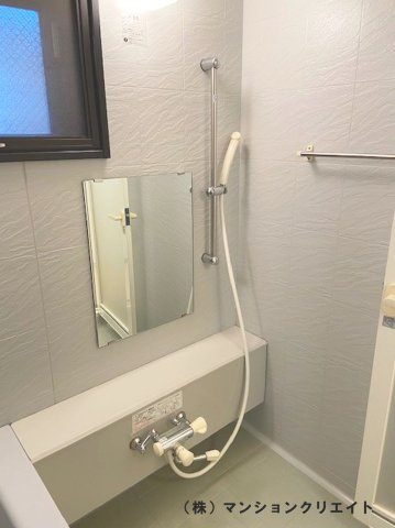 信開ベルシー城東の浴室|風呂に窓が付いてます