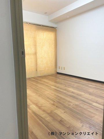 信開ベルシー城東の洋室|洋室６.１帖。カーテンが付いていない為、目隠しがされています。