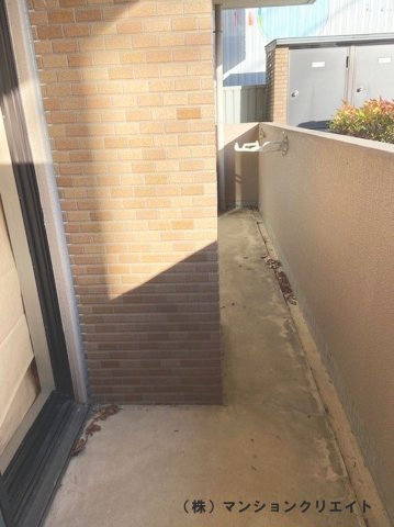 信開ベルシー城東のバルコニー|１階ですが前面に建物がないので陽が当たります。