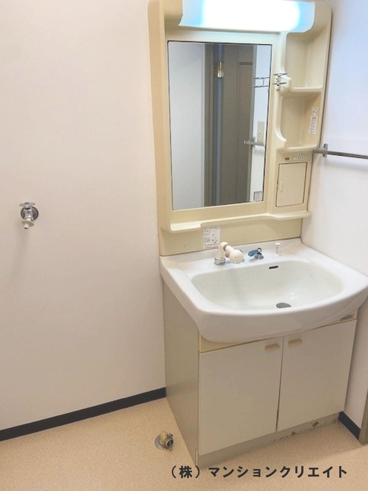 信開ベルシー城東の独立洗面台|クリーニング済。洗濯機置き場あり。