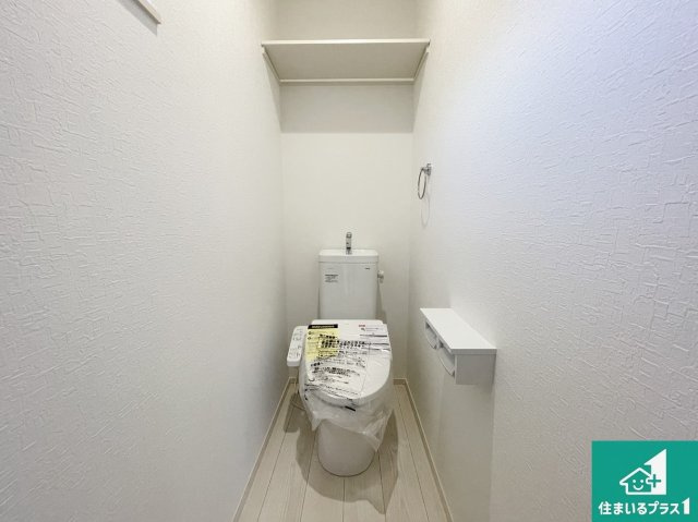 高槻市西町　第5期　新築一戸建てのトイレ|1・2階の2ヶ所にあるので、朝の忙しい時間の順番待ちもなく、深夜の利用にも大変便利です。