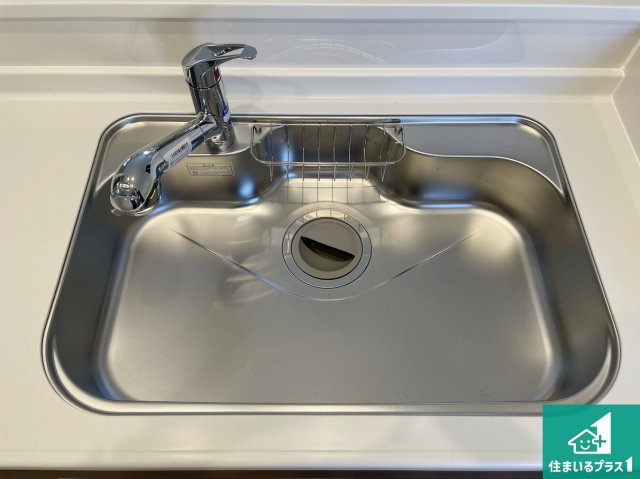 高槻市西町　第5期　新築一戸建ての設備|蛇口の先端に浄水器を内蔵しています！原水と浄水、お湯と冷水、シャワーの切替えがワンタッチなので用途によって使い分けられます。