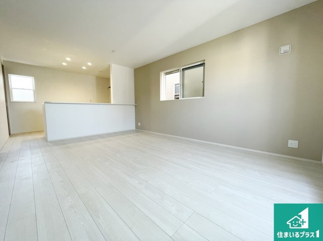 高槻市西町　第5期　新築一戸建ての居間・リビング|日当たり良好の明るいリビングで朝の目覚めもスッキリできそう！対面キッチンでご家族のコミュニケーションも自然と増える設計！小さなお子様が遊ぶスペースを作っても広々とくつろげるLDK！